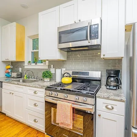 East Downtown Private Restored Historic Apartment_